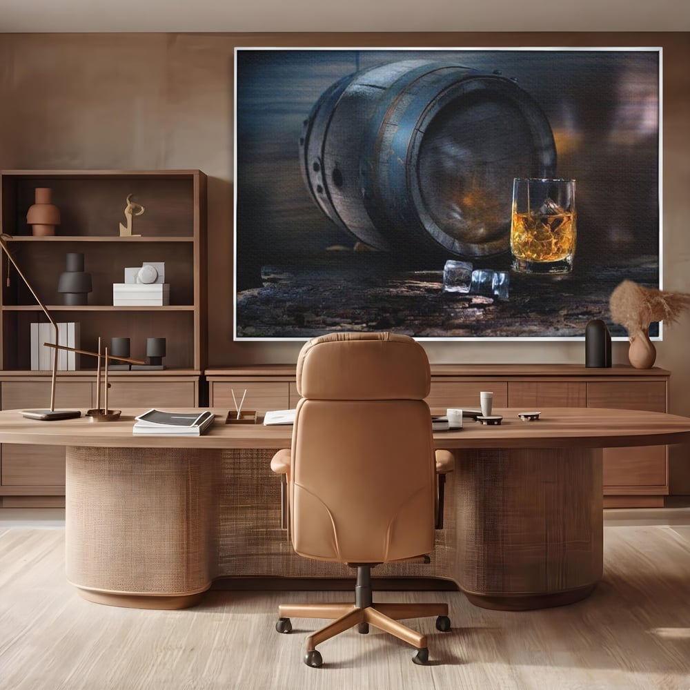 Tablou canvas cu tablou canvas cu butoi de whisky si pahar cu gheata, in rama de aluminiu argintiu, pe perete intr-un birou